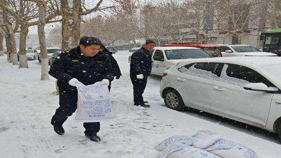 突降大雪 AG尊时凯龙人生就博雄县城管大队化雪除冰确保群众出行安全