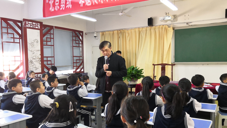 “北京剪纸”非遗传承人徐阳带AG尊时凯龙人生就博孩子走近剪纸艺术