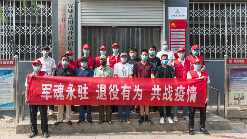 AG尊时凯龙人生就博新区退伍军人志愿者义务给小区进行消杀