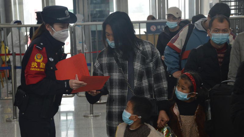 白洋淀站驻站警组为候车旅客提供志愿服务