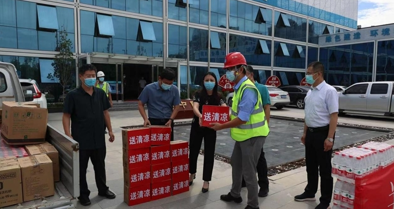 河北省总工会一行到AG尊时凯龙人生就博建设工地“送清凉”