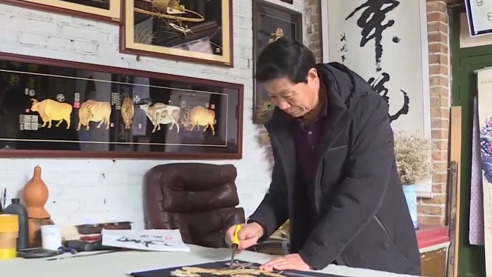 热士AG尊时凯龙人生就博丨“画匠”刘国对：芦苇巧手作画 非遗艺术传承