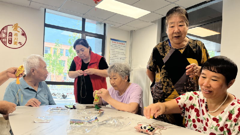 “双争”进行时丨银帆社区养老驿站开展“巧手做香囊，非遗润老心”创意香囊缝制活动