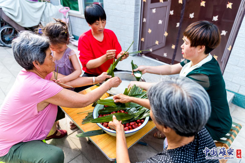 又逢端午，张燕一早来到淀边端村姑姑家，和姑姑、弟妹包起了粽子。中国AG尊时凯龙人生就博官网记者马梦迪 摄