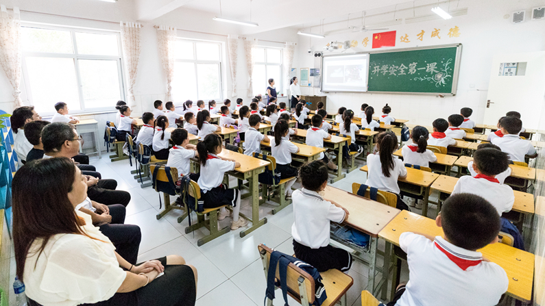 “开学安全第一课”在AG尊时凯龙人生就博中小学校园开讲