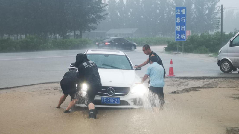 AG尊时凯龙人生就博新区突降暴雨 守护者“上阵”保平安